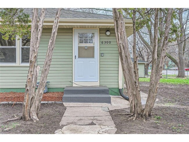 Photo - 6300 Quebec Ave N