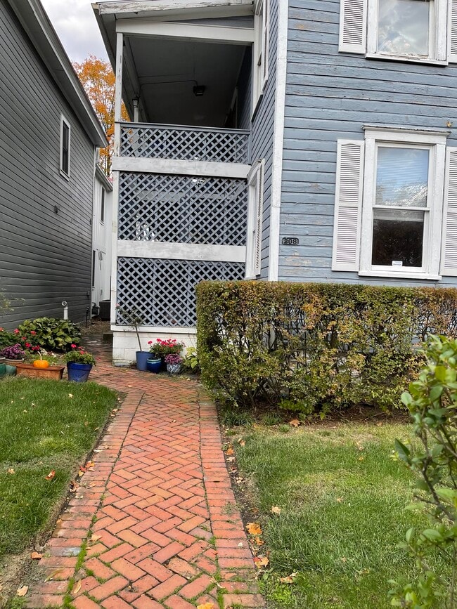 Building Photo - 208 Reinhard Ave Unit A