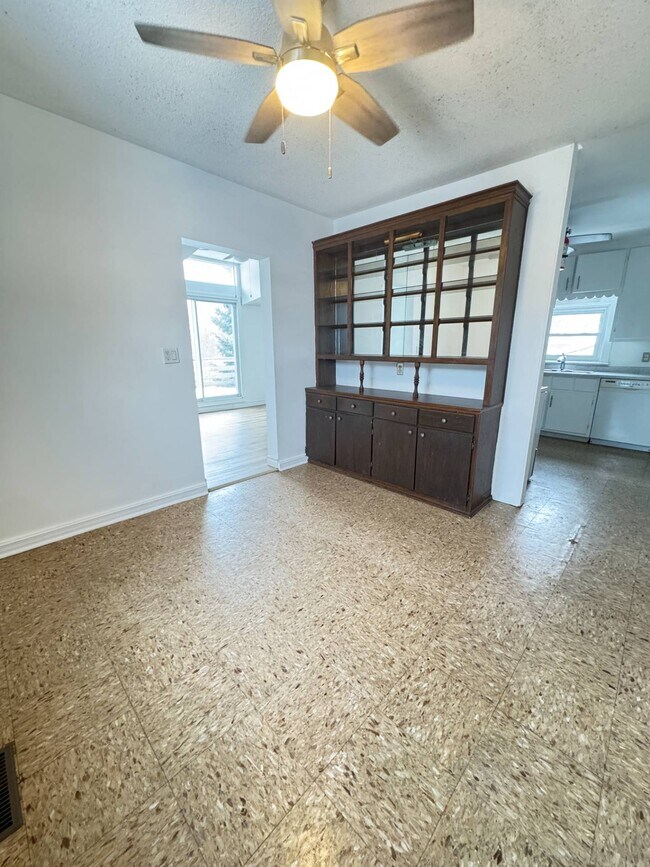 Photo - 273 Moffat St