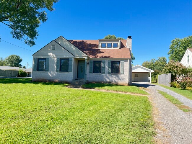 PRICE REDUCED!! - 621 Kingwood Dr House