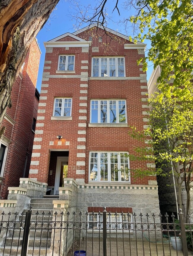 Building - 1225 W Roscoe St Unit 1