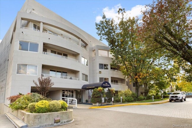 Building Photo - 100 Cutter Mill Rd Unit 3F