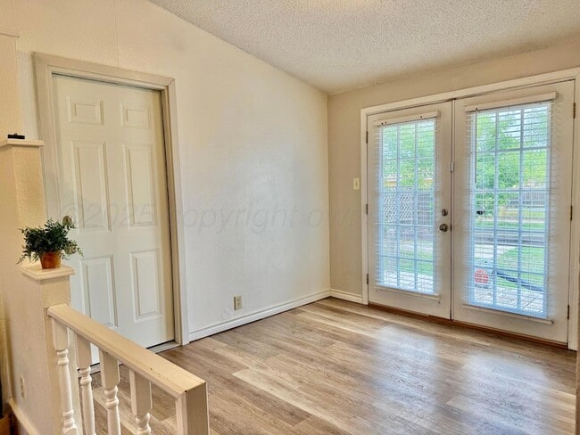 Photo - 1547 Smiley St