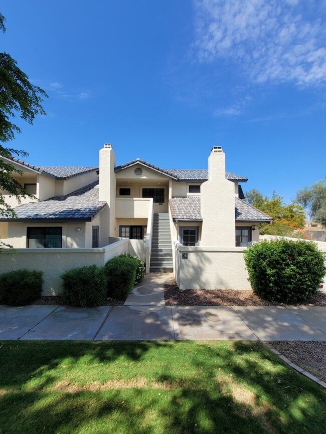 Building Photo - Second story 2/2 condo with easy access to I-10 and 60 FWY. Unit 261