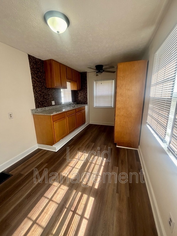 Photo - 1305 Larchmont Ave