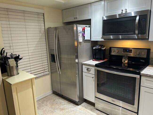 Refrigerator/Stove - 3333 S Ridgewood Ave Unit 27