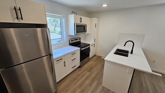 Photo - 11431-11497 97 St NW Unit GAR