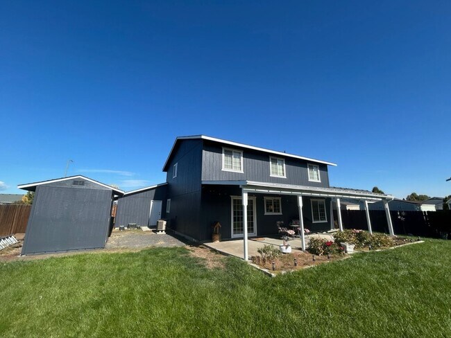Photo - 4 Bedroom / Triple Car Garage / Fenced Yard
