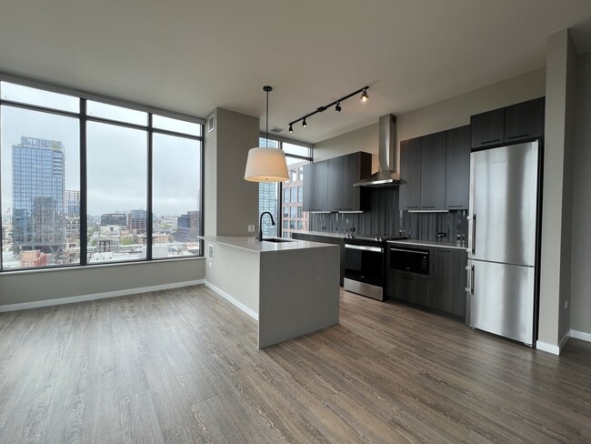 Photo - 932 W Washington Blvd