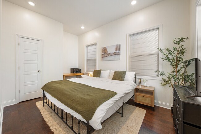 Photo - 951 Charles St