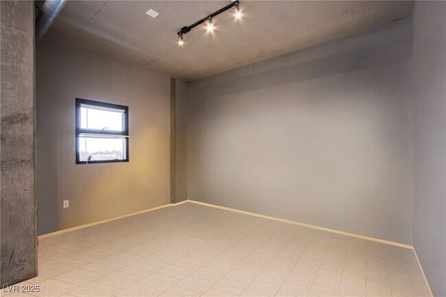 Building Photo - 353 E Bonneville Ave Unit 471