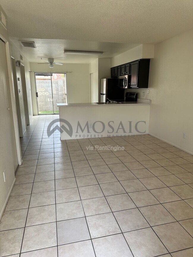 Photo - 2440 E Waltann Ln Unidad 3