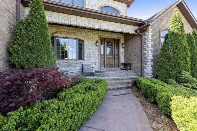 Photo - 5 Bedroom Dream Home!