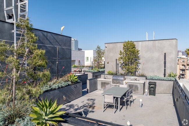 Photo - 846-848 S Mariposa Ave