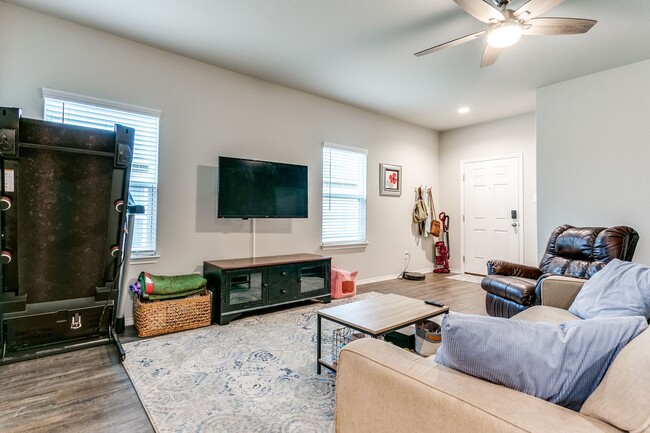 Photo - 3-BEDROOM NEWER CONSTRUCTION IN CONVERSE