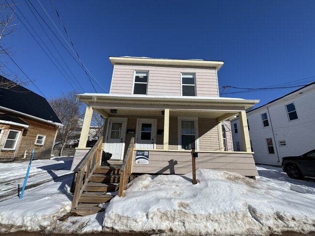 Photo - 365 Robinson St