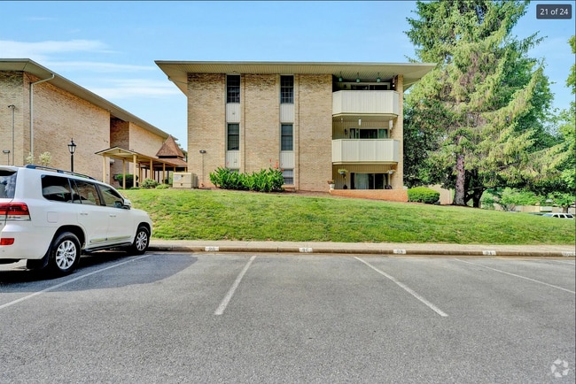 Building Photo - 5260 Crossbow Cir Unit 9E Rental