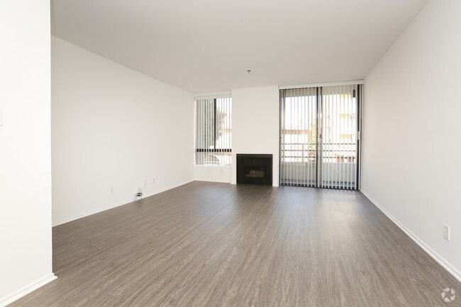 2 BR, 2 BA - 921 SF