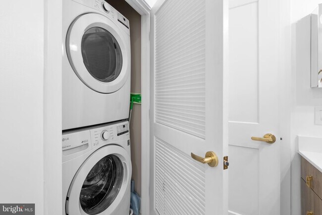 Full sized washer and dryer - 145 Riverhaven Dr Unit 522