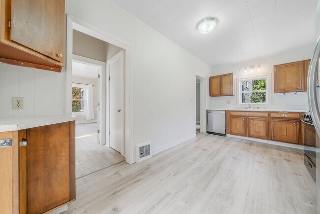 Building Photo - 734 Franklin St Unit Lower Rental