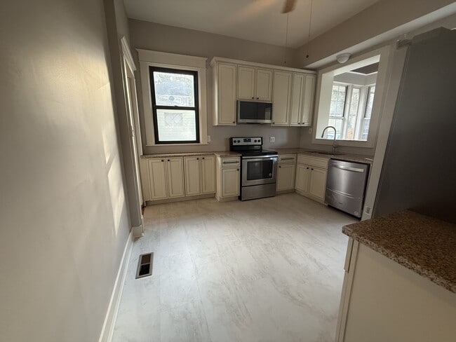 Photo - 1737 Compton Rd