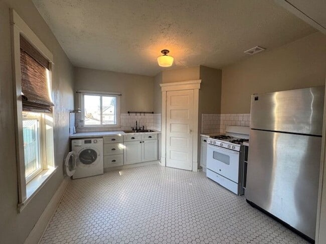 Photo - 1906 Hoyt Ave