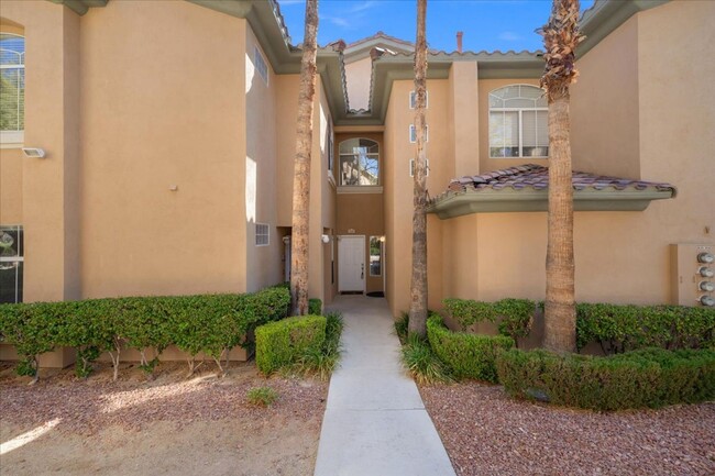 Perfect Guard Gated Condo with Garage in S... - Perfect Guard Gated Condo with Garage in S...