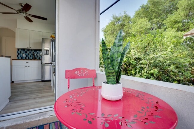 Building Photo - 1320 SW 11th St Unit 3