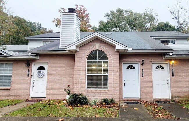Building Photo - MODERN NW 3/2 w/ Washer/Dryer, Plank Vinyl Floors, Deck, & Vaulted Ceilings! Available NOW for $1...