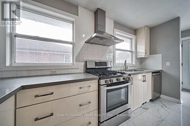 Photo - 181 Waverly St S