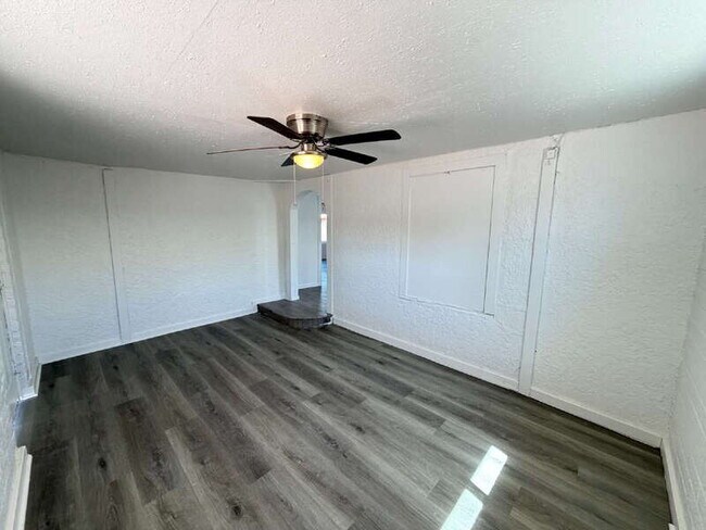 352 W Roosevelt Ave