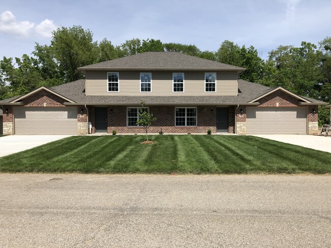 Photo - 1332 Village Circle Dr Townhome