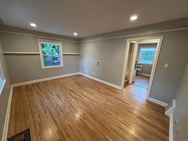 Photo - 7314 James Ave S