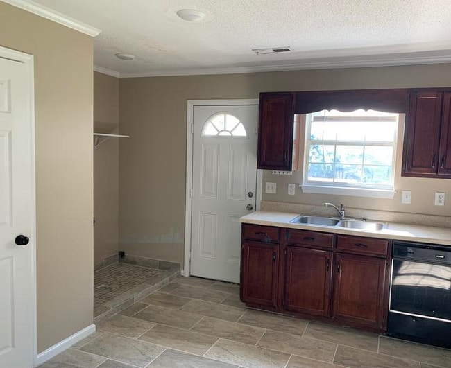 Photo - 330 Baldwin St SE