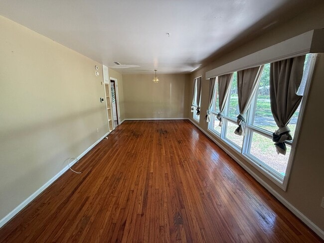 Photo - 17 Oxford Pl NW