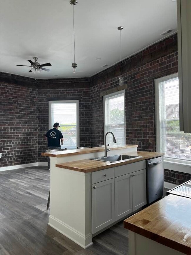 Building Photo - 4 W State St Rental