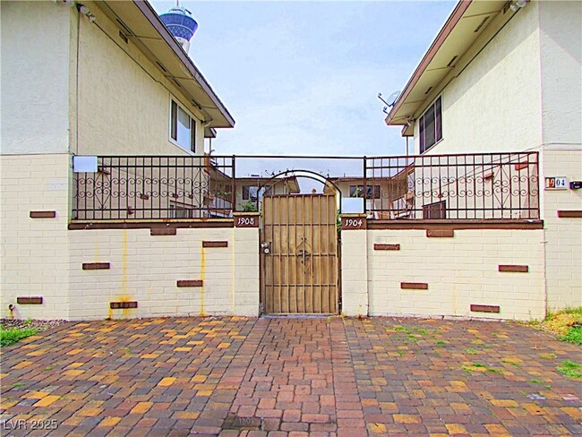 Building Photo - 1908 Rexford Dr Unit 7