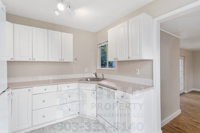 Photo - 3+ Bedroom House w/ Large Backyard - South...