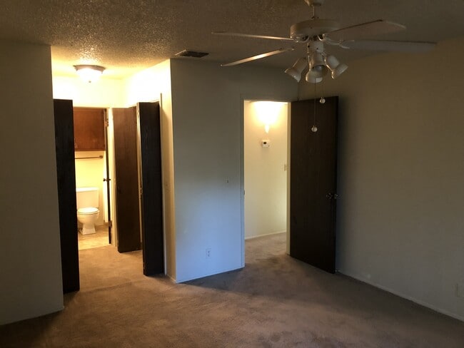 Photo - 914 W Meadowmere Ln