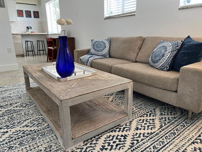 Building Photo - 1736 SW 3rd St Unit 1