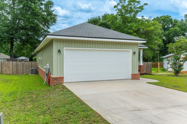 Photo - 3168 Maple St