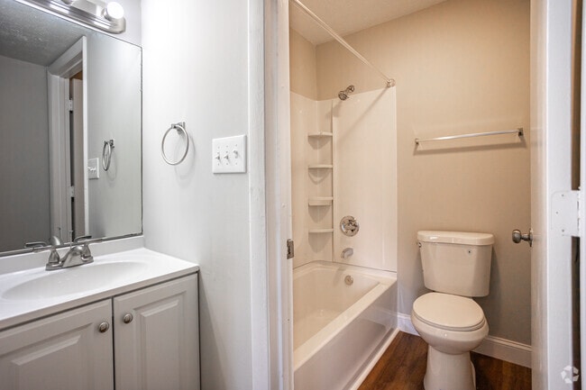 1BR, 1BA - 750SF - Bathroom - Creek Ridge Apartments