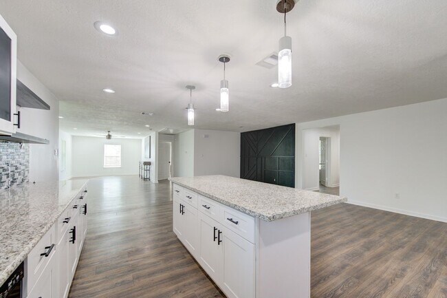 Photo - 5906 Hilary St