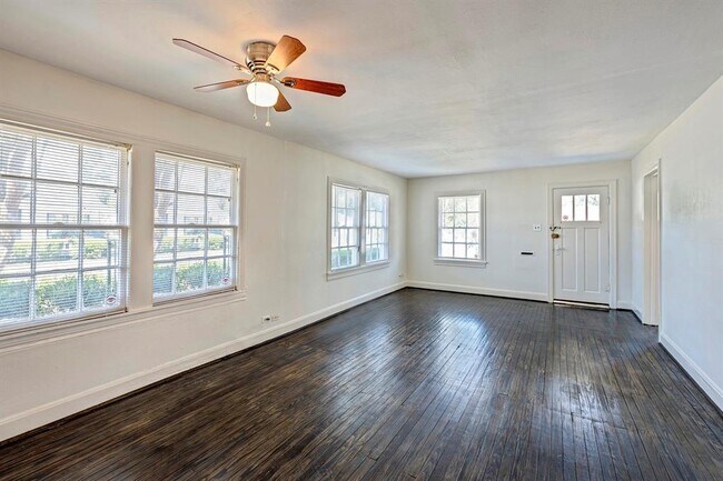 Photo - 939 Robbie St