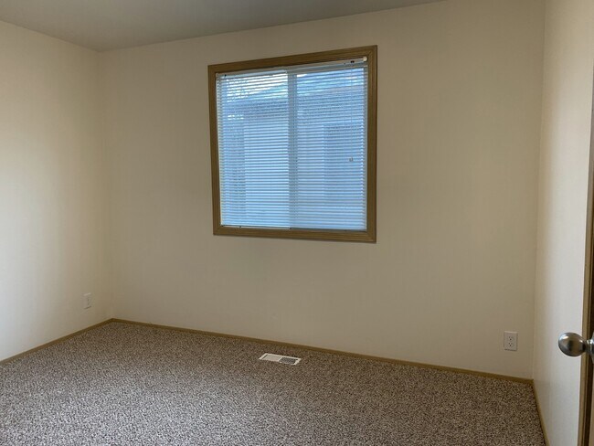 Quiet 4 bedroom two bath home in Aloha - Quiet 4 bedroom two bath home in Aloha