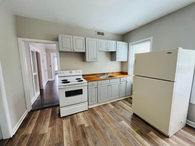 Building Photo - 14 Walnut St Unit 2