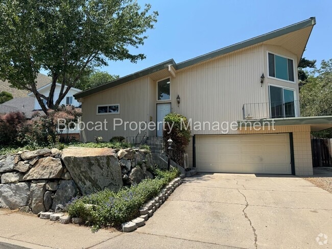 Building Photo - 3 Bed, 2 Bath Home Located in West Carson ...