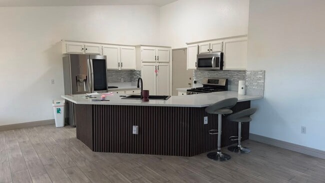 2050 Los Feliz St
