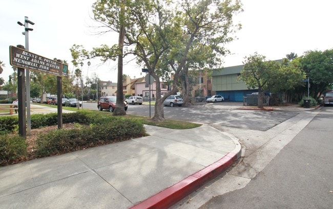 Photo - 2402-2404 2nd Ave