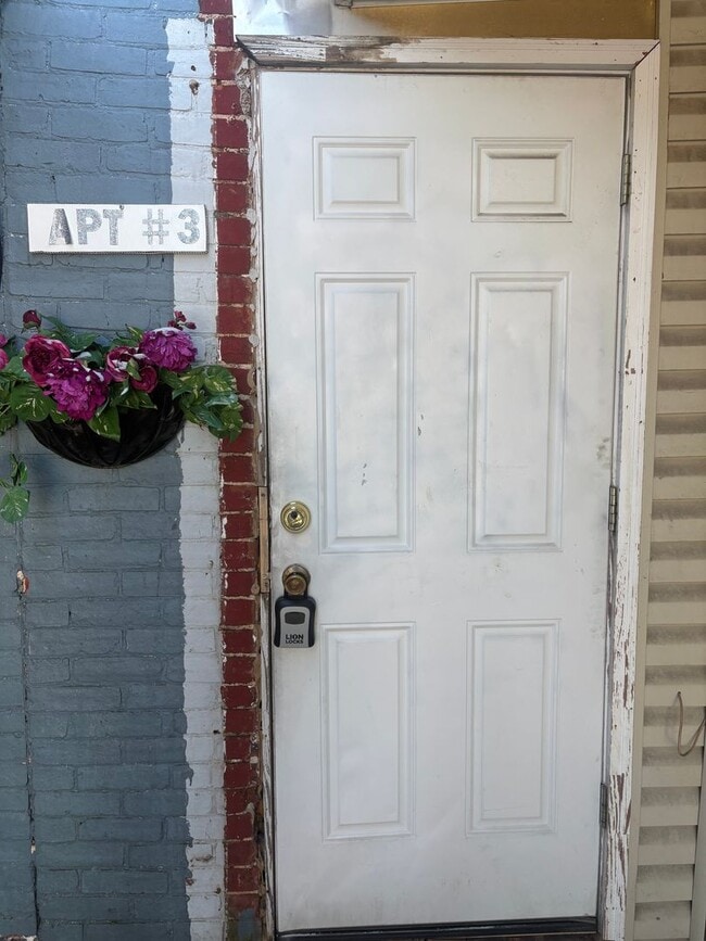 Building Photo - 3rd Floor 1 Bedroom Apartment-York City SD